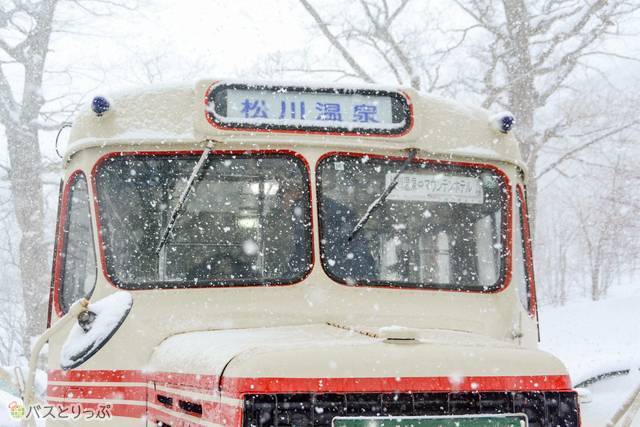 古川さんらが日替わりでボンネットバスの運行を担当している