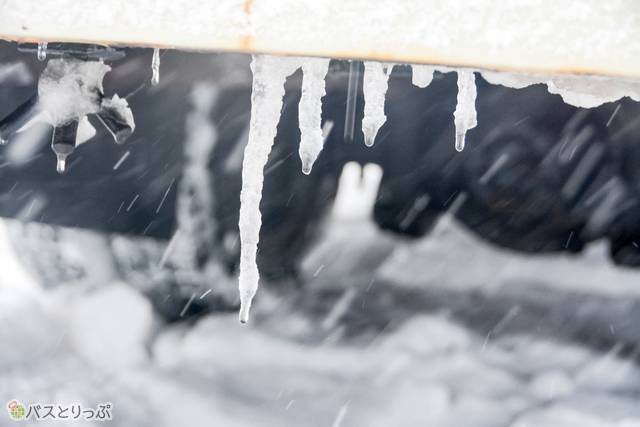 バンパーには“つらら”が
