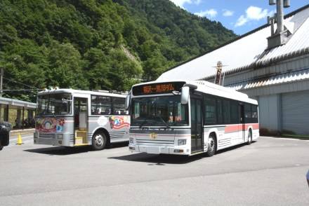 立山黒部アルペンルートを走る関電トロリーバスが運行終了。来シーズン