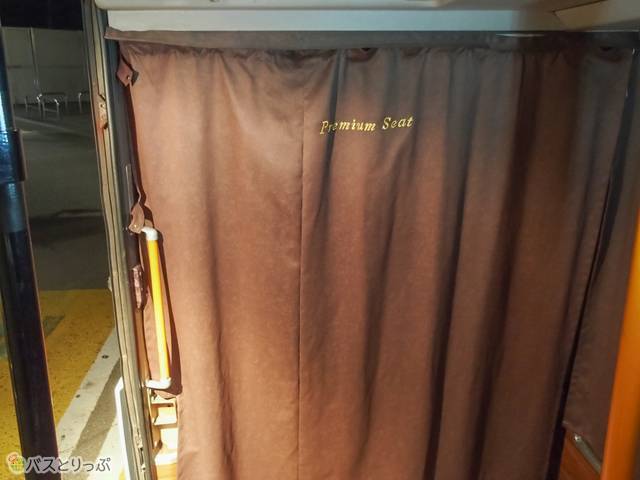 乗車し終わったら、乗降口から座席が覗けないようにカーテンが引かれた.JPG