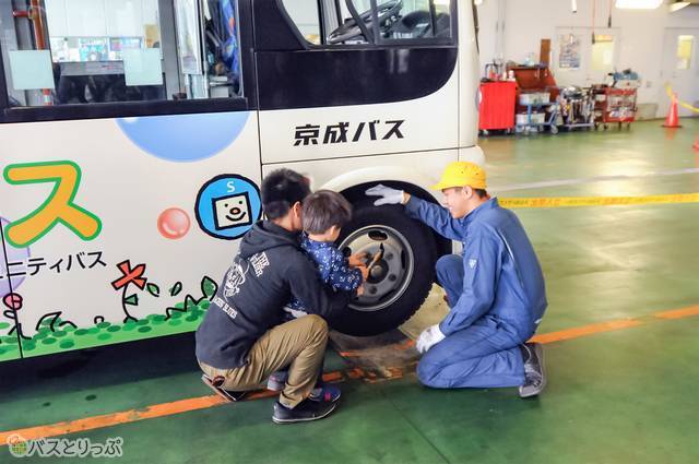 京成バスの整備工場見学ツアーに参加！ 大迫力のタイヤ交換にハンマー