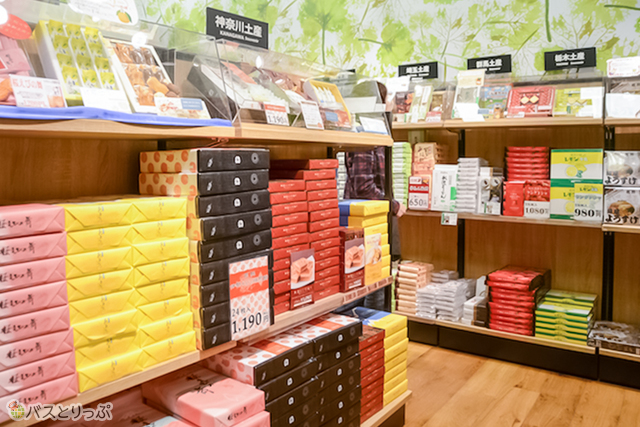 店内にはバラマキみやげにぴったりなお菓子がいっぱい