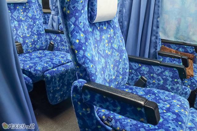 3列独立シートでカーテン付き。トイレもあり（ナイトライナーで春日大社へ）