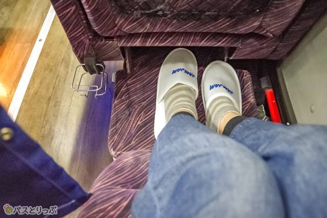 靴を脱いでスリッパに