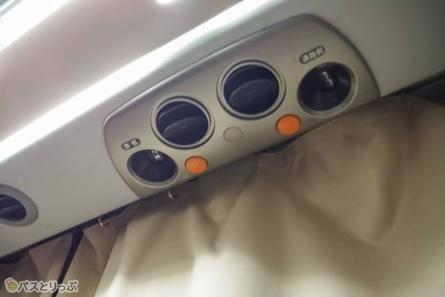 エアコンの調節口と読書灯