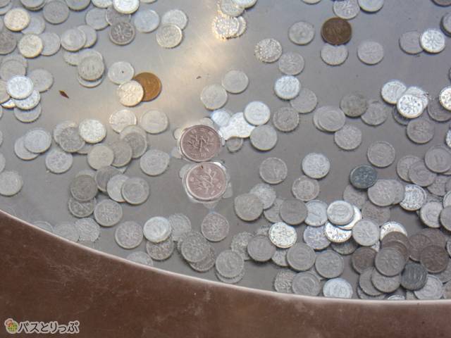 水瓶で浮いている1円玉