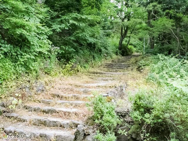 横手城につづく階段