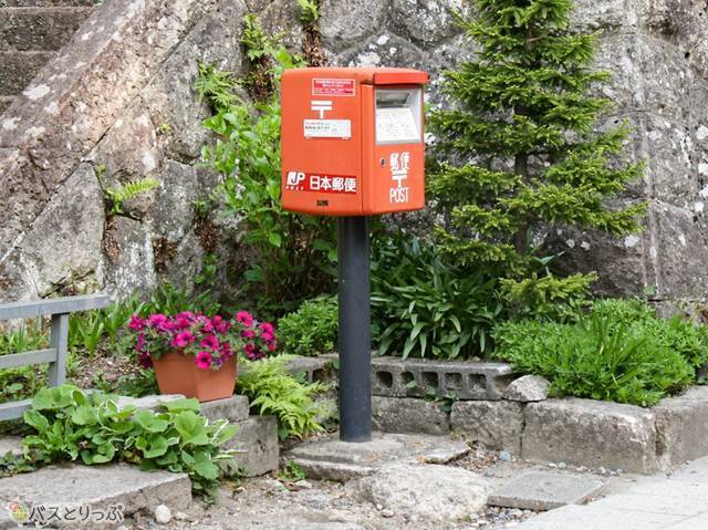 ポストがある。階段をのぼって収集に来るみたいだけど、ぼくには絶対無理だ（山形の山寺へ）