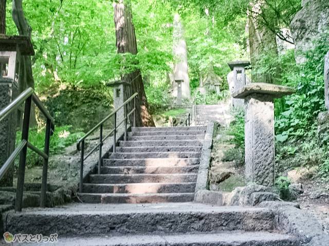 のぼる、のぼる……（山形の山寺へ）
