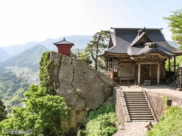 左：納経堂、右：開山堂（山形の山寺へ）