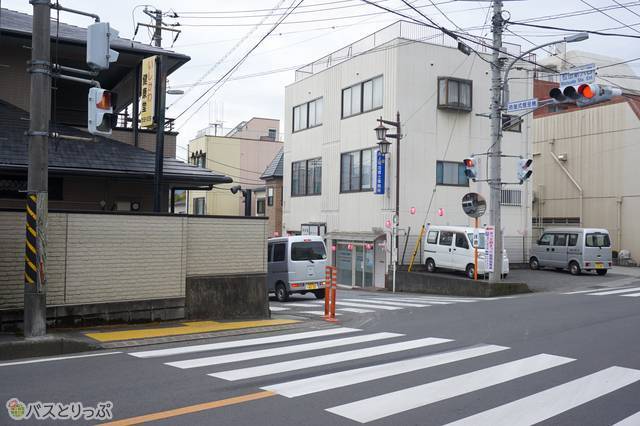 5）真っすぐ歩いてくると県道の「松田駅入口」交差点にぶつかる。横断歩道を渡った方向にさらに真っすぐ