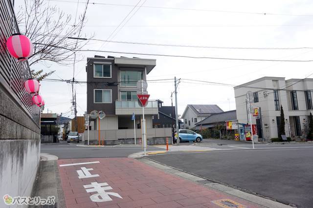 8）仲町通りの商店街を真っすぐ抜けると交差点。ここで右折。ここには案内がありませんでした