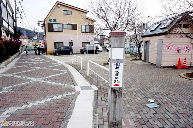 7）駅のトイレ手前に新松田駅への案内表示があります
