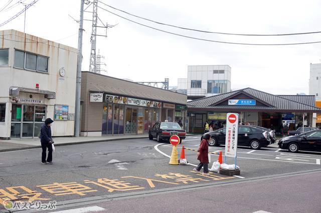 1）新松田駅・北口の改札を抜けて真っすぐ交番の前まで来たら左折