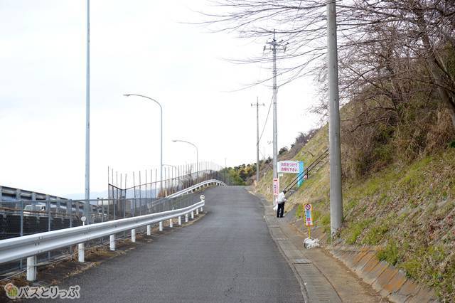 10）東名高速を左手に見ながら真っすぐ上ると右側に西平畑公園の入口。ここからさらに公園内を上ります…