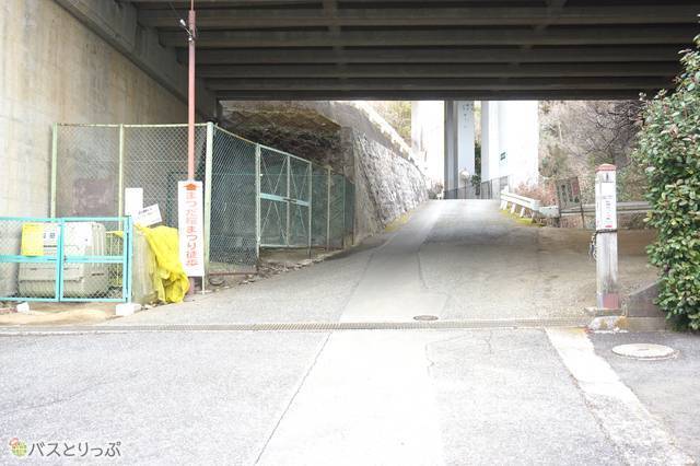 8）国道246号線・東名高速の高架をくぐる。このあたりから上り勾配がキツくなります…