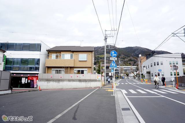 4）真っすぐ進むと十字路の交差点。ここで左折。商店街へ
