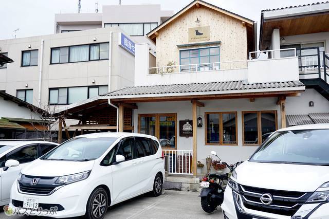 2Fは靴工房。店の前には数台の駐車スペース