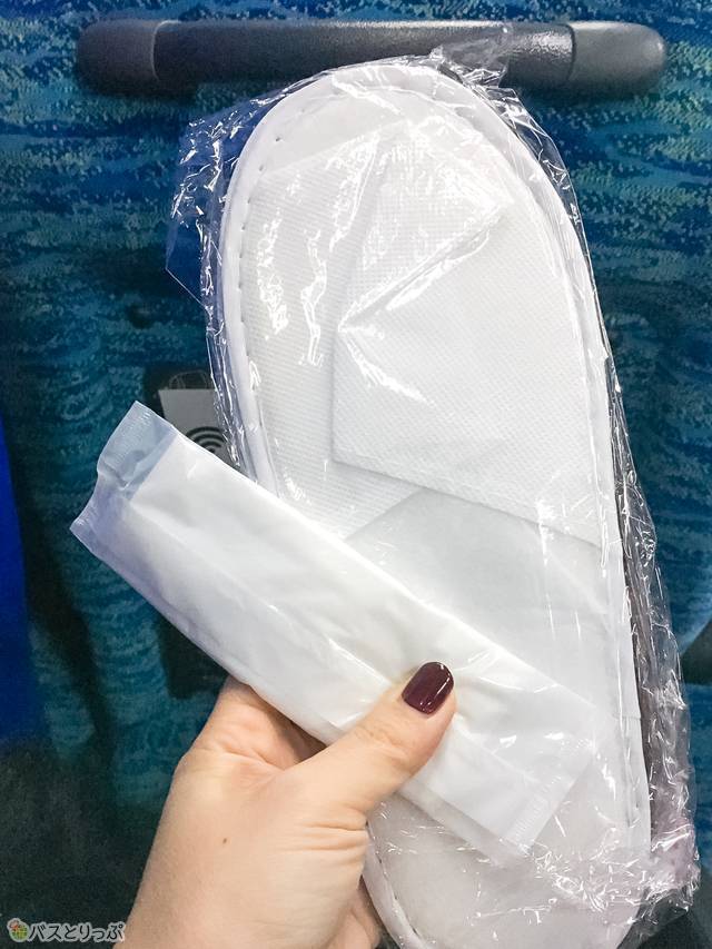 スリッパとおしぼりのサービスも! 車内前方にあるので自由に取るタイプです