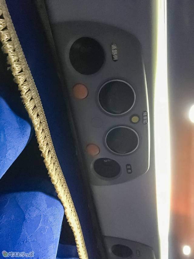 カーテンは品がある青色