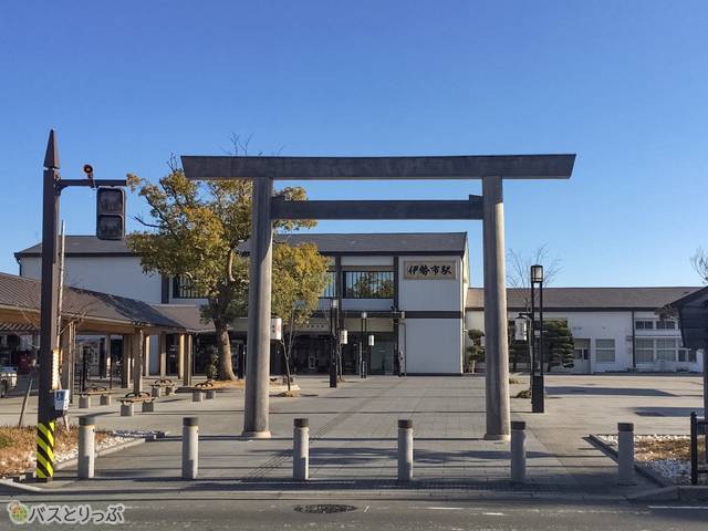 駅前には鳥居も