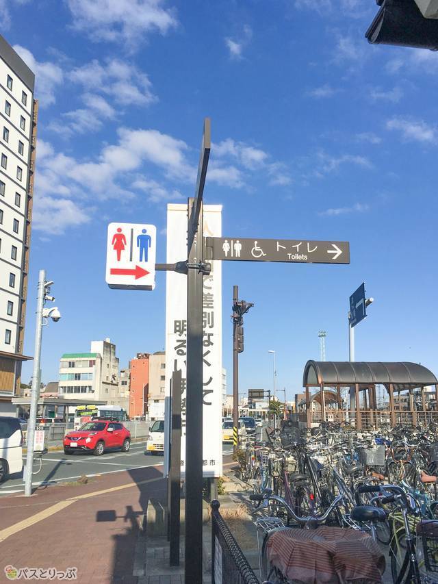 トイレは駐輪所の隣にあります