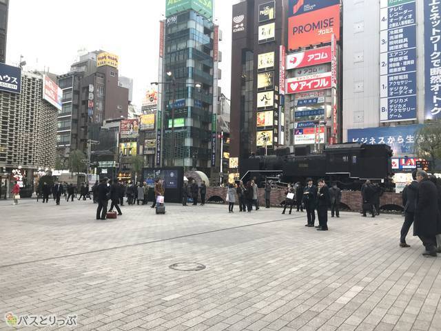 ニュースのインタビューが頻繁に行われる新橋駅西口SL広場