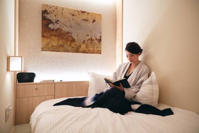 天井高2m以上＆セミダブルベッドの快適空間。カプセルホテルとは思え