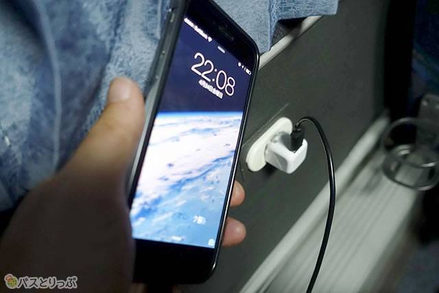 スマホの充電もバッチリ！（プレミアムドリーム11号で東京から奈良へ 新幹線より便利な夜行バスの旅）