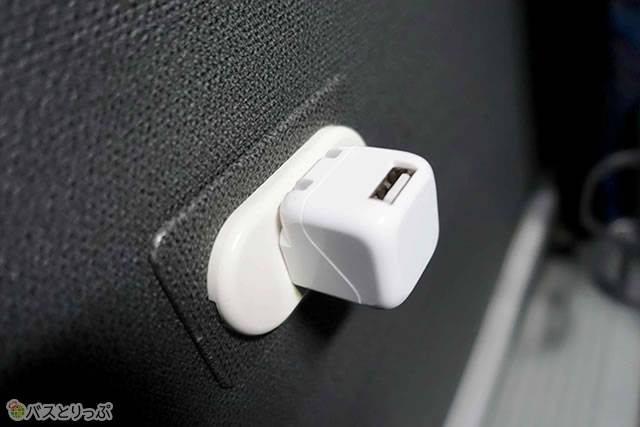 壁面にコンセントがあります。持参したアダプタをさした状態（プレミアムドリーム11号で東京から奈良へ 新幹線より便利な夜行バスの旅）