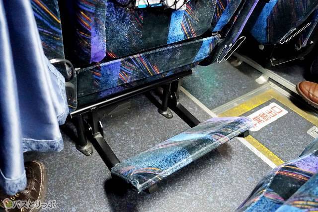 フットレストもついてます（プレミアムドリーム11号で東京から奈良へ 新幹線より便利な夜行バスの旅）