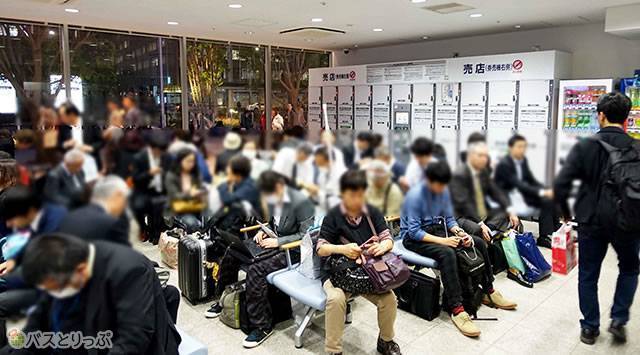 いろいろなバスがあるので待合室は混雑（プレミアムドリーム11号で東京から奈良へ 新幹線より便利な夜行バスの旅）