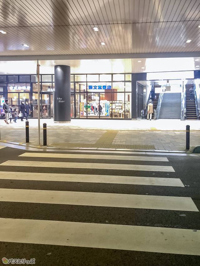 高速バス乗り場へ向かう横断歩道