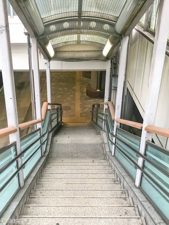 バス乗り場に向かって階段を降りていく