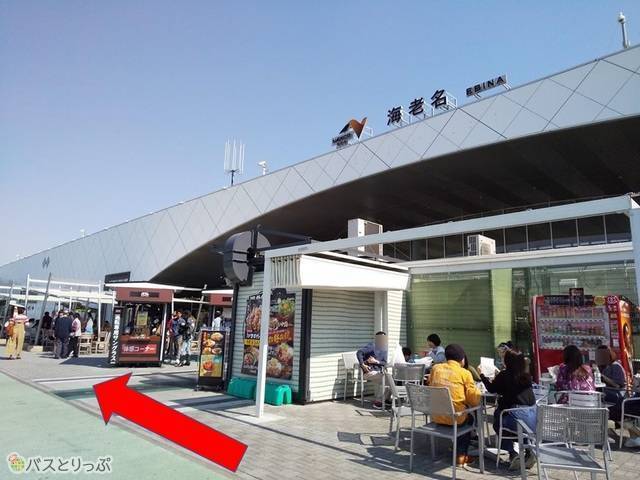 左脇にある喫煙所へ