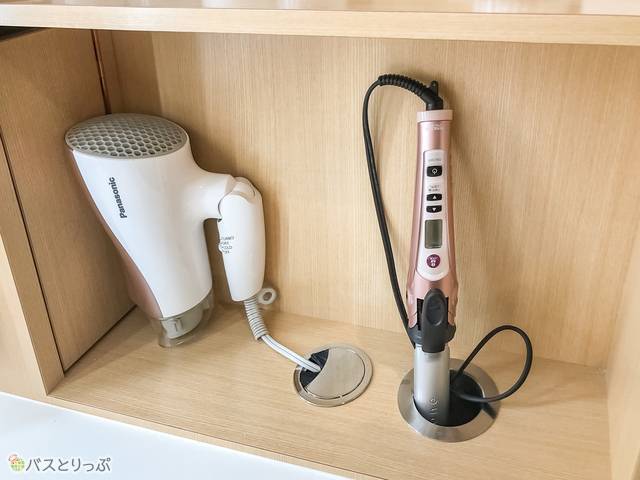 女性大浴場にあるドライヤーとヘアアイロン