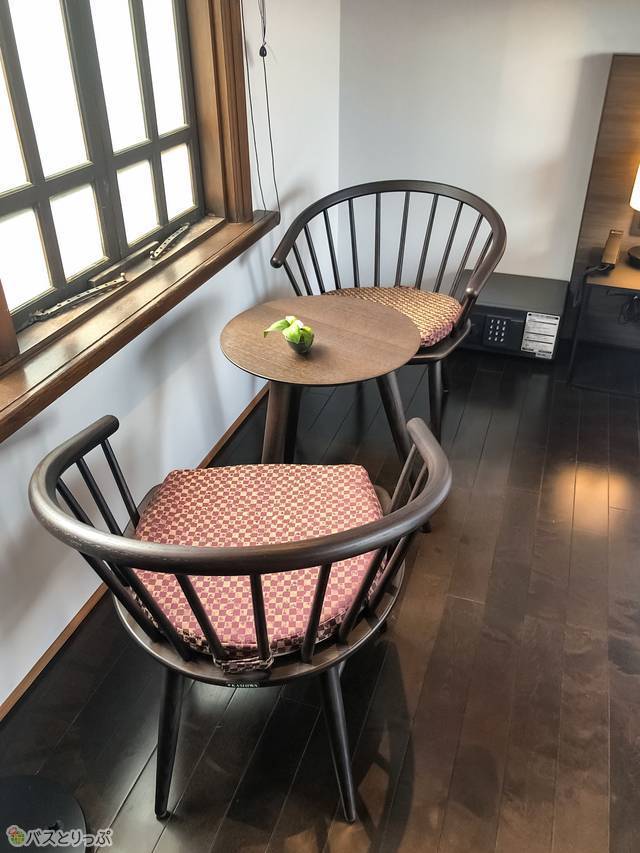 部屋の中にあるテーブル&椅子