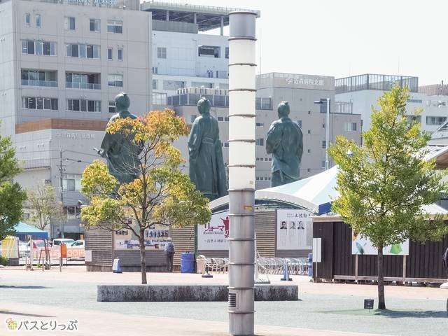 高知駅南口から見た偉人像の背中