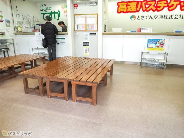 はりまや橋高速バス停留所の待合室