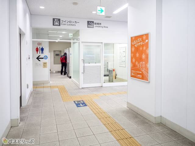 左側がトイレで右側が喫煙所