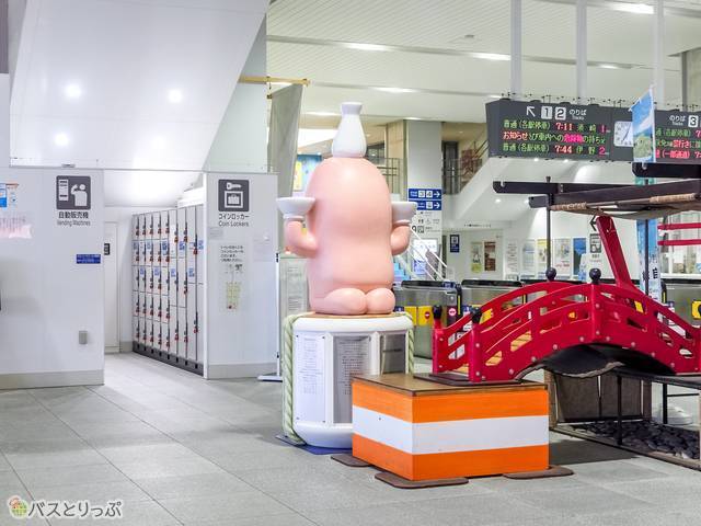 改札のすぐ右手にもコインロッカーあり