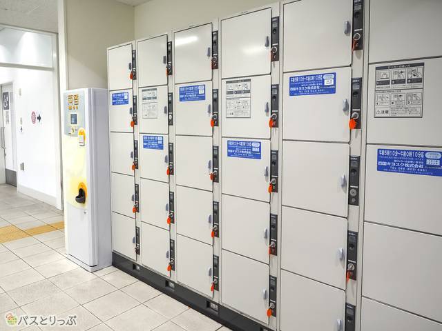 コインロッカーと両替機