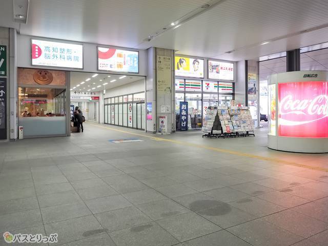 セブンイレブンは駅のコンコースにある