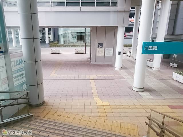 階段を降りたら左手にUターン