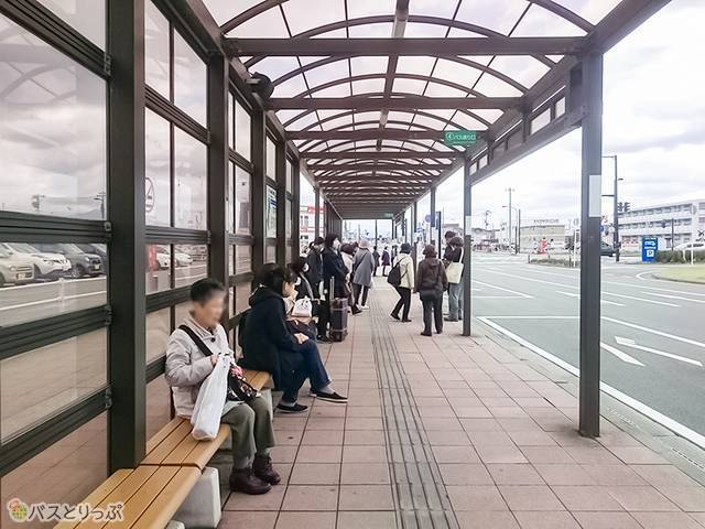 アーケード沿いに右手に進む