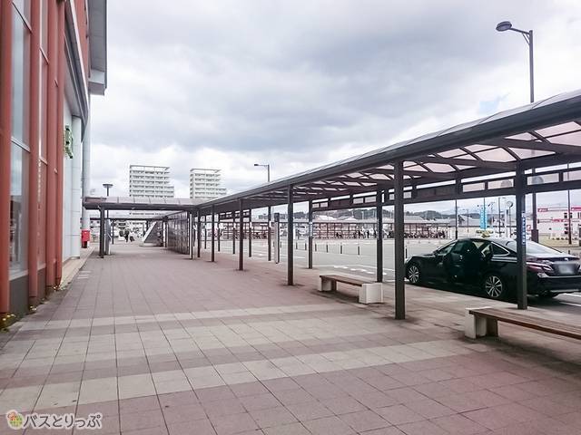 タクシー乗り場を右手に直進