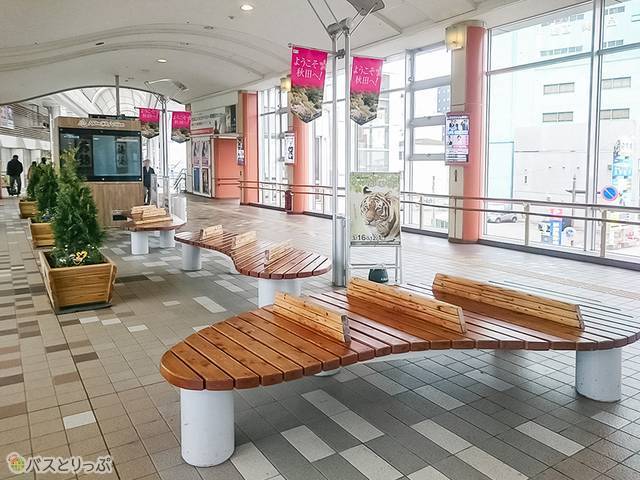 駅構内のベンチ