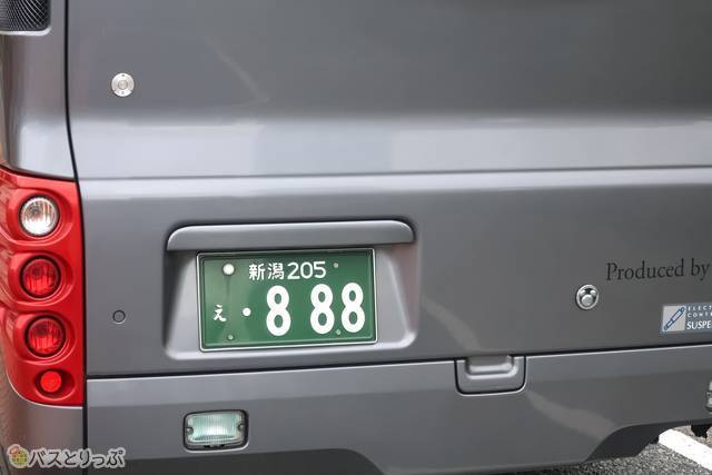 何気なくバスのプレートを見ると……「888」でした～