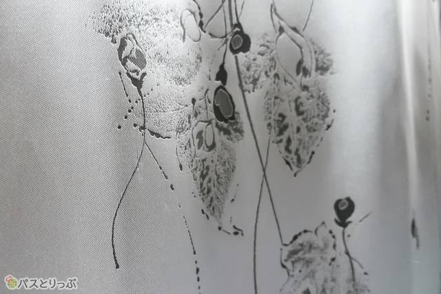 窓のカーテンも座席間のカーテンも花柄！