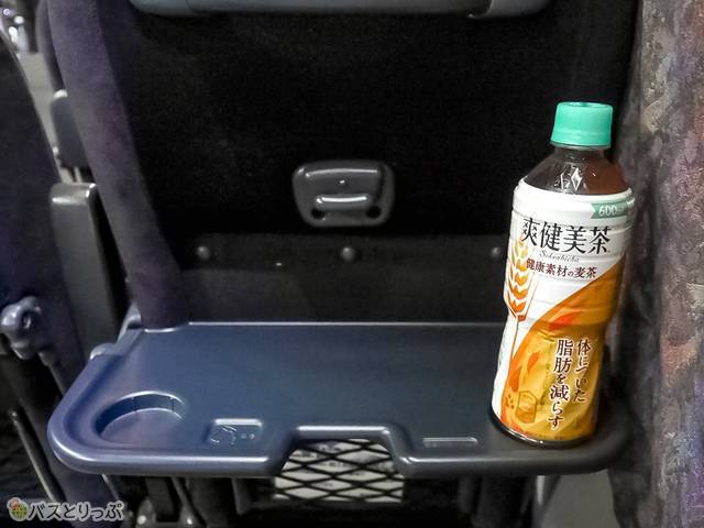 テーブルには2カ所のドリンクを置くスペースが